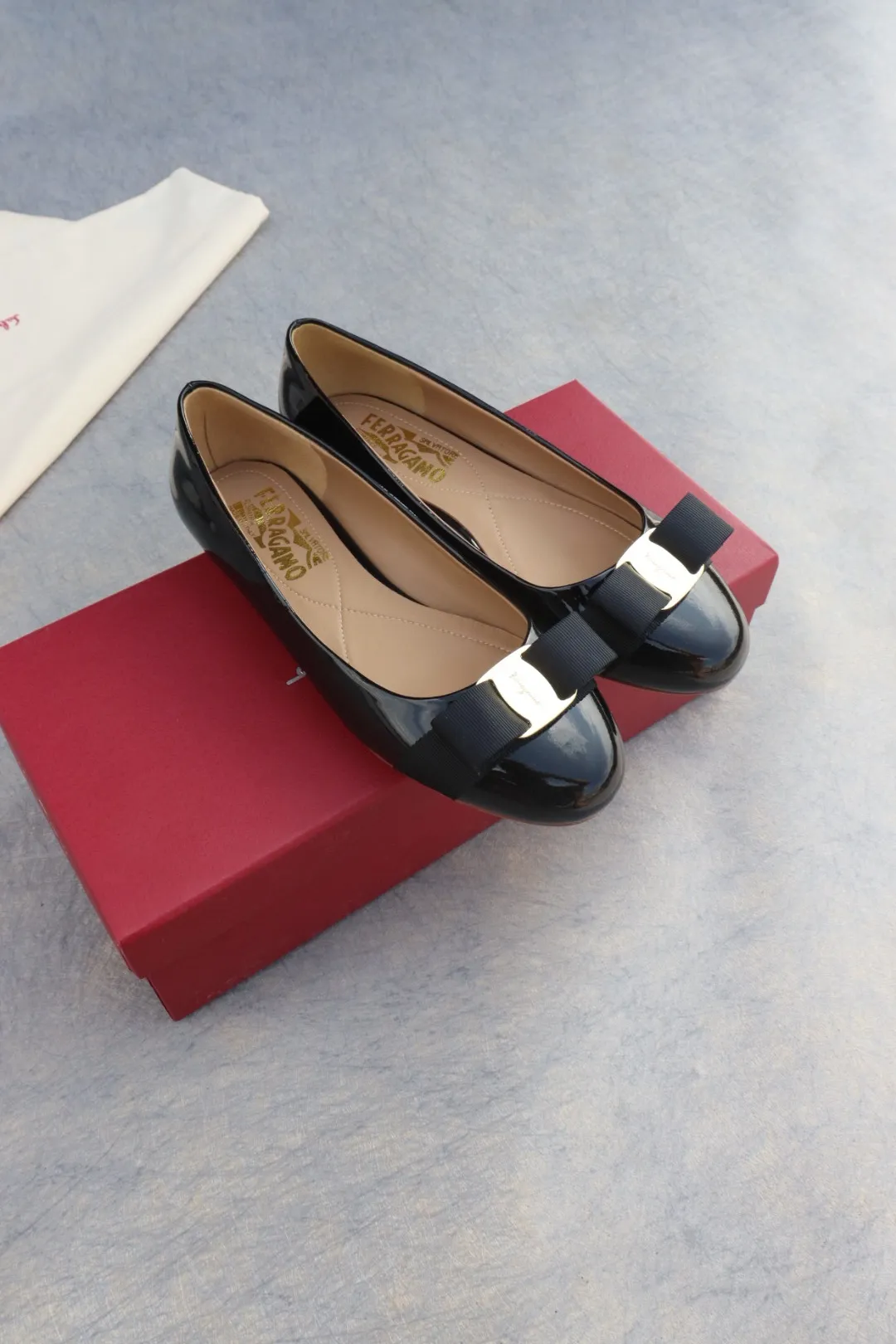 👟👟Ex-factory price 480👟👟 Salvatore Ferragamo SF classic model🌪 Heel height: flat (leather buckle) Upper: imported cow patent leather🌹 Lining: sheepskin Feet: sheepskin Code number: 35-39 standard code [34, 40, 41 codes can be customized]